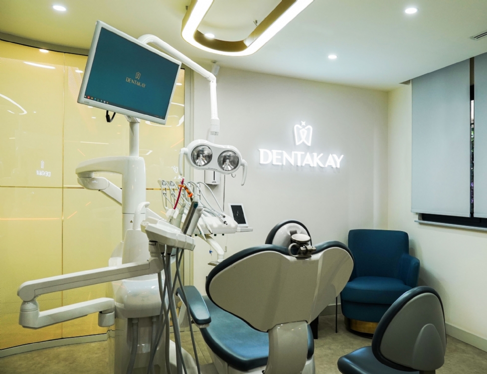 dentakay-dis-poliklinigi-istanbul-klinik-tasarimi-toros-and-partners-dis-klinigi-ic-mekan-aydinlatma-enstalasyonu-merdiven-kovasi-saglik-mekani