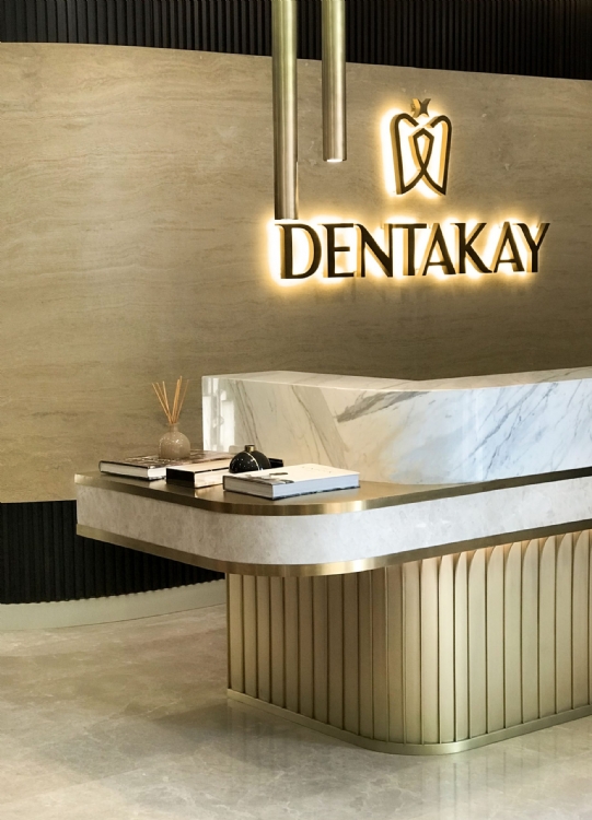 dentakay-dis-poliklinigi-istanbul-klinik-tasarimi-toros-and-partners-dis-klinigi-ic-mekan-aydinlatma-enstalasyonu-merdiven-kovasi-saglik-mekani-resepsiyon-masası-karşılama-lobi