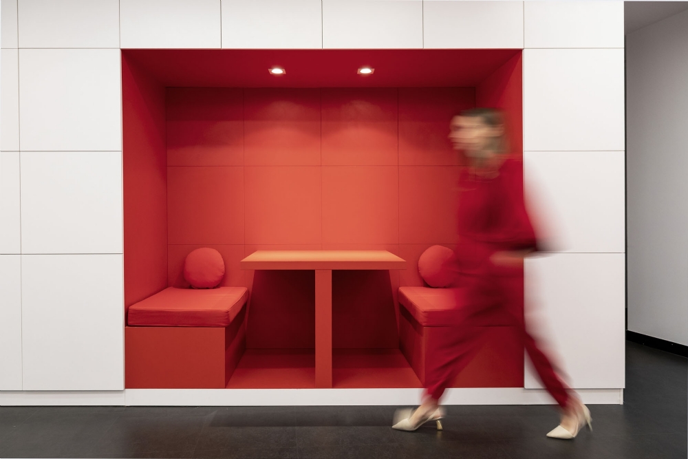 ofis-toros-and-partners-istanbul-iç-mimarlık-iç-mimari-ofis-giriş-oturma-bekleme-alani-tasarım-n11.com-kırmızı