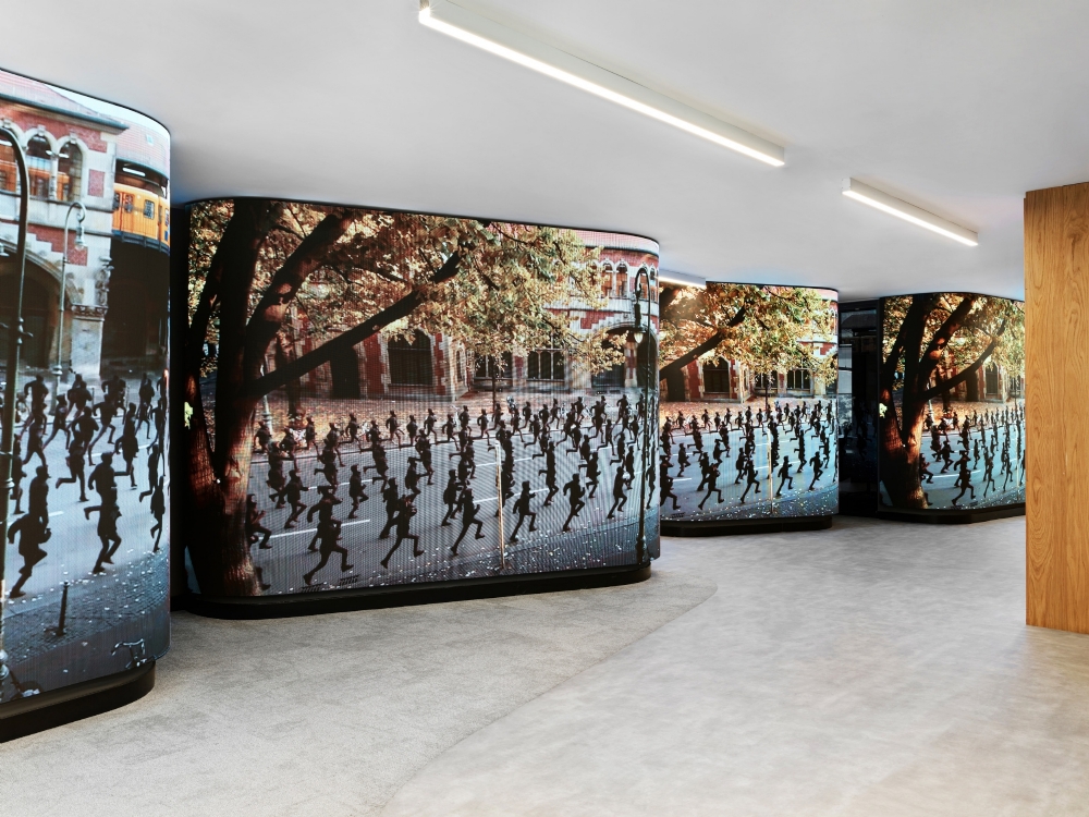 04- paribu-headquarters-nft-art-digital-screens-office.jpg