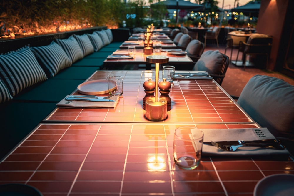 seed-fethiye-restoran-restaurant-chef-şef-iç-mimari-tasarım-chef-kitchen-bar-design-warm-interior-türkiye-turkey-terracotta-handmade-ceramics-el yapımı seramik-bahçe-garden